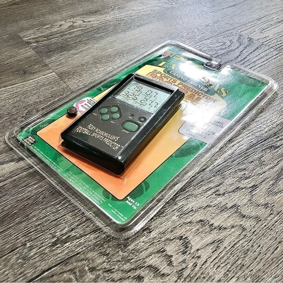 Roxy Roxborough Las Vegas Football Sports Predictor Handheld Electronic NEW - Picture 3 of 4